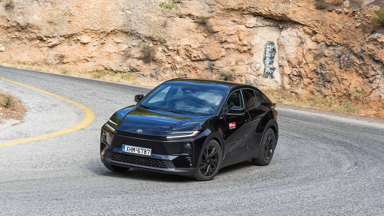 Toyota C-hr+. Τι βαθμό παίρνει σε κατανάλωση, χώρους, επιδόσεις, εγγυήσεις.